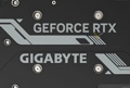 Foto di due GeForce RTX 4070 Windforce di GIGABYTE con memoria grafica GDDR6 